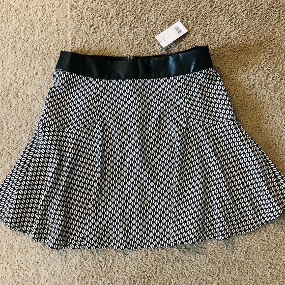 Banana Republic Mini Flared Skirt size 4 New With Tags Faux leather trim - Picture 8 of 13